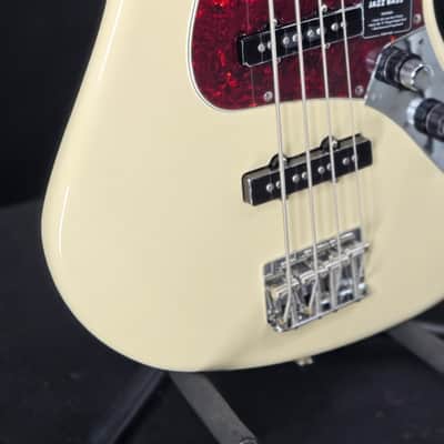 Fender Vintera® III Early '60s Jazz Bass®, Rosewood Fingerboard, Olympic White image 3