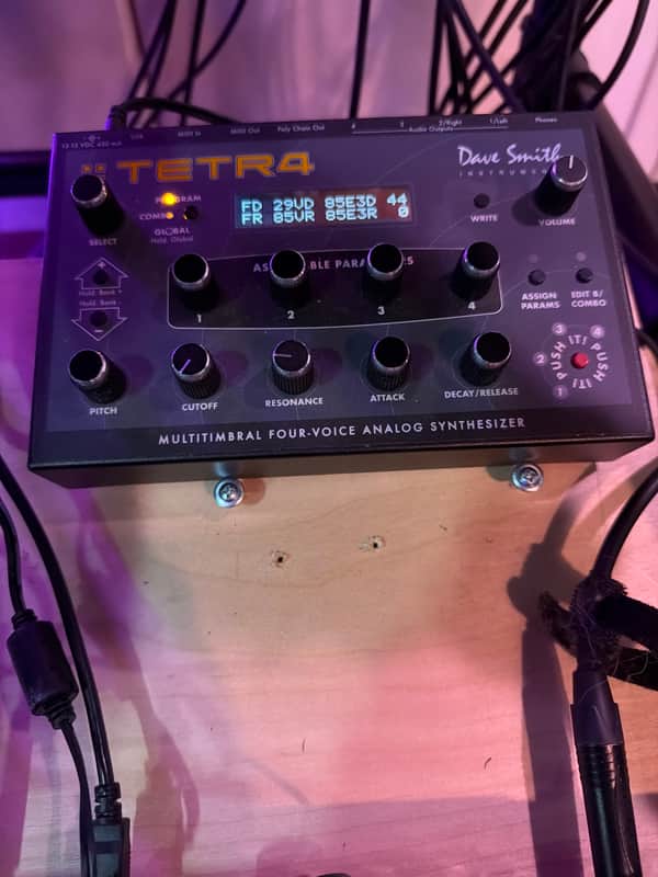 Dave Smith Instruments Tetra Desktop 4-Voice Polyphonic Synthesizer 2009 - 2016 - Black