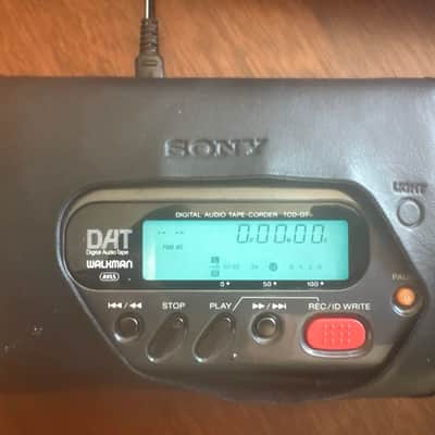 Sony TCD-D7 DAT Recorder + RMR-D3 Digital I/O image 3