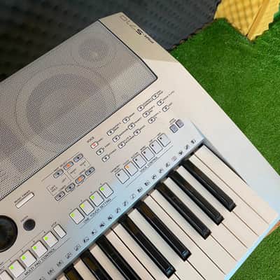 Yamaha PSR-S710 61-Key Arranger Workstation 2010s - Silver image 3