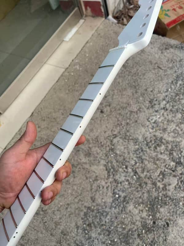 1 Left hand Round stainless steel 22 frets White gloss finish Maple guitar neck 25.5inch hole 10mm image 1