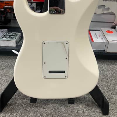 Fender Standard Stratocaster with Maple Fretboard 1998 - 2005 - Arctic White image 6