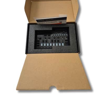 Roland J-6 AIRA Compact Chord Synthesizer 2022 - Present - Black image 3