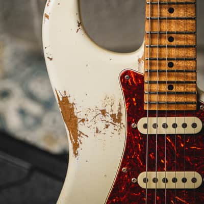 Luxxtone Choppa S Heavy Aging HSS-Vintage White w/Tortoise Pickguard & 1-Piece Roasted Flame Maple Neck image 3
