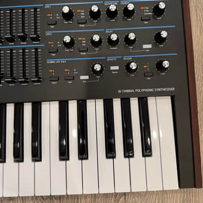 Novation Summit 61-Key 16-Voice Polyphonic Synthesizer Excellent image 6