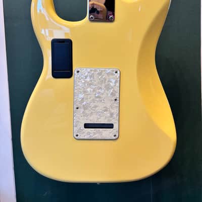 Fender Deluxe Roadhouse Stratocaster with Maple Fretboard 2014 - 2015 - Vintage White image 8