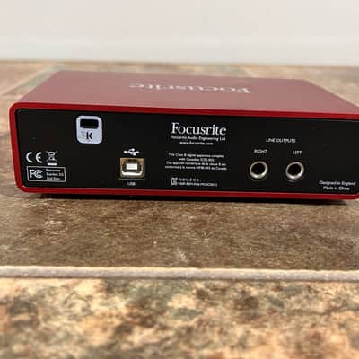 Focusrite Scarlett 2i2 2nd Gen USB Audio Interface 2016 - 2018 - Red / Black image 2