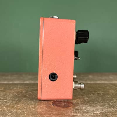 Walrus Audio Monument Harmonic Tap Tremolo V1 2017 - Coral / Black image 4