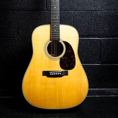 Martin D-28 - Natural image 5