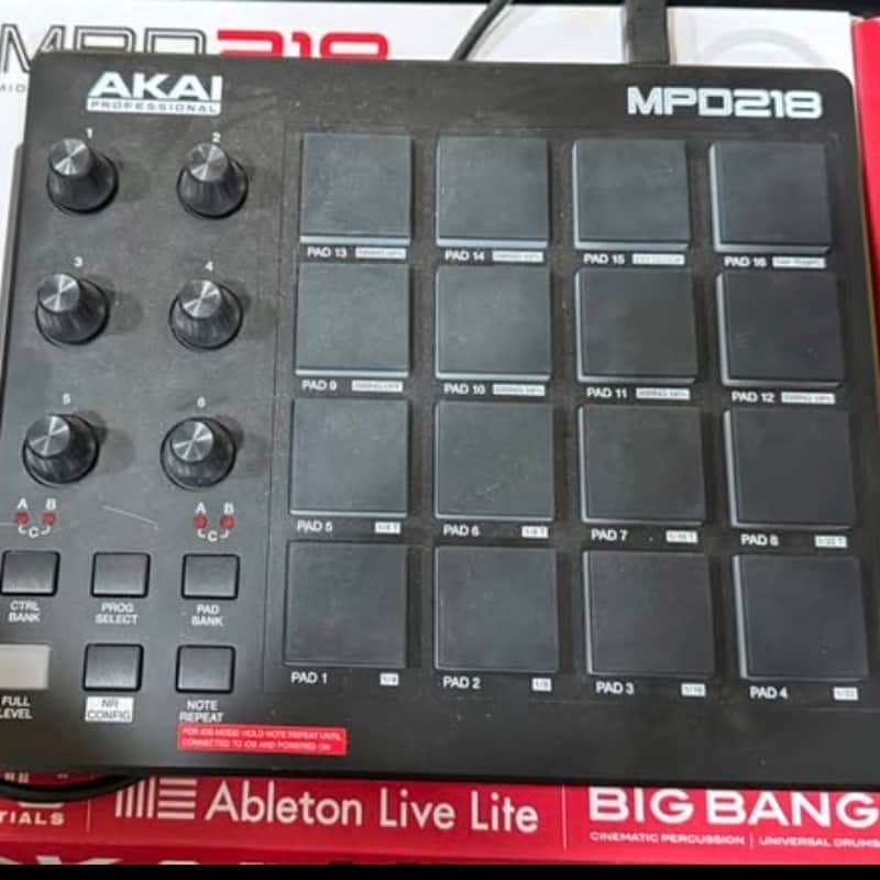 Akai MPD218 2015 - Present - Black imagen 1