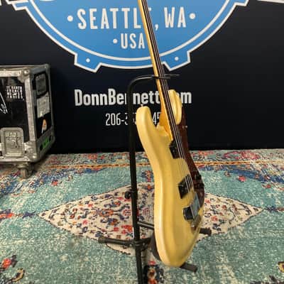 Mosrite Tom Hamilton's Aerosmith, Super Bowl Ventures Model Bass (#66) 1966 - Cream image 10