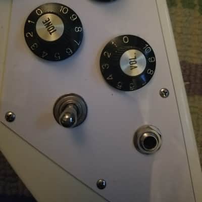Gibson Flying V White Copy image 3