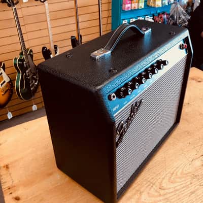 Fender Vibro Champ XD Vintage Modified Tube Guitar Combo Amp image 3