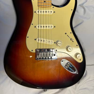 Fender American Deluxe Stratocaster with Maple Fretboard 2011 - 2015 - 3-Color Sunburst with Fender hard case image 1