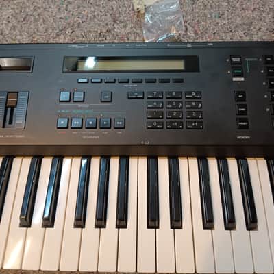 Yamaha V50 FM Synthesizer 1989 - Black image 5