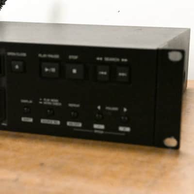 TASCAM CD-200iL Professional CD Player & iPod Dock CG012H9 image 2