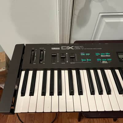 Yamaha DX21 Vintage FM Synthesizer 1980s - For Parts/Repair image 2