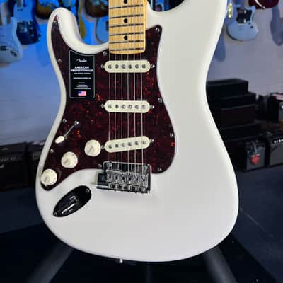 Fender American Professional II Stratocaster Left-handed - Olympic White with Maple Fingerboard! Get Plek'd Free! 602 image 2
