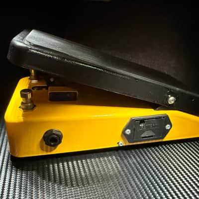 Colorsound Wah-Fuzz-Swell 1990s, United Kingdom - Yellow, Runs on Motorola BCI-84-LC-M728 Transistor image 6