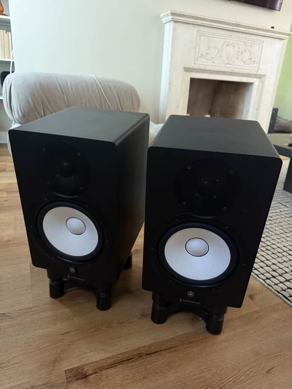 Yamaha HS8 Powered Studio Monitor (Pair) with IsoAcoustics stands image 1