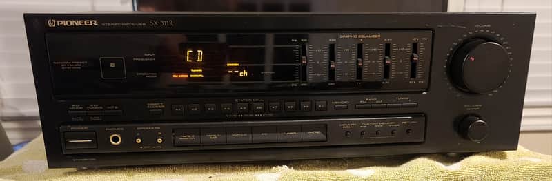 Pioneer Pioneer SX-311R is a stereo AM/FM receiver 1992 - Black image 1