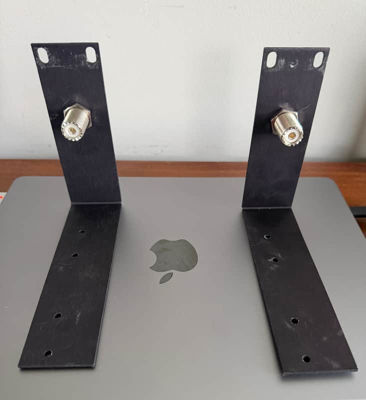 Shure sCS4 wireless receiver rack ears - Black image 1