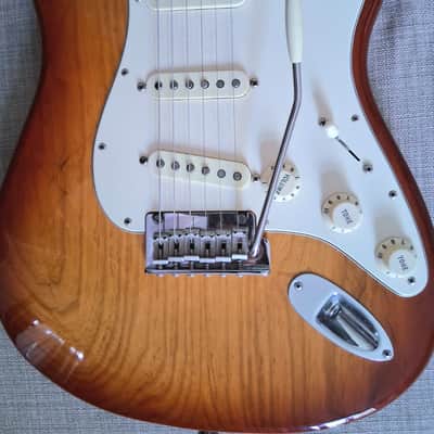 Fender American Professional Stratocaster with Maple Fretboard 2017 - 2019 - Sienna Sunburst image 7