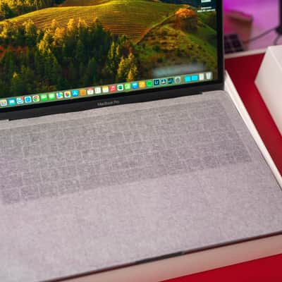 Macbook Pro 13.3" Touch bar 4-Thunderbolt 256GB SSD Intel Core i5 8GB RAM image 3
