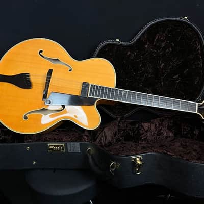 Benedetto Manhattan from 2000 in natural finish with case. "Guild Custom Shop Nashville production" image 9