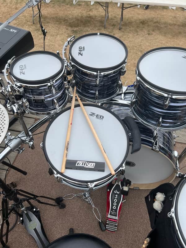 Diamond electric drums with magnet, track, drum symbols, and a Roland rack system with cables Diamond, electric drums and magnet track drum Cymbals and Roland 2022 - Oyster finish for the drums silver for the Cymbals silver for the drum rack image 1