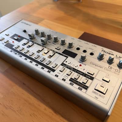 Roland TB-03 Bass Line シンセサイザー Roland TB-03 Bass Line Synthesizer with Carry Bag | Sweetwater
