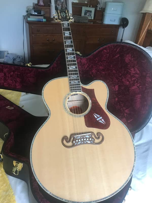 Gibson J-200 Limited Edition