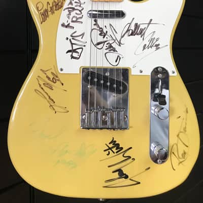 Fender MIJ Telecaster 1989 - Autographed by blues artists commissioned by Fender Frontline mag image 1
