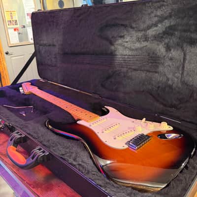 Fender American Deluxe Stratocaster with Maple Fretboard 2011 - 2015 - 3-Color Sunburst image 4