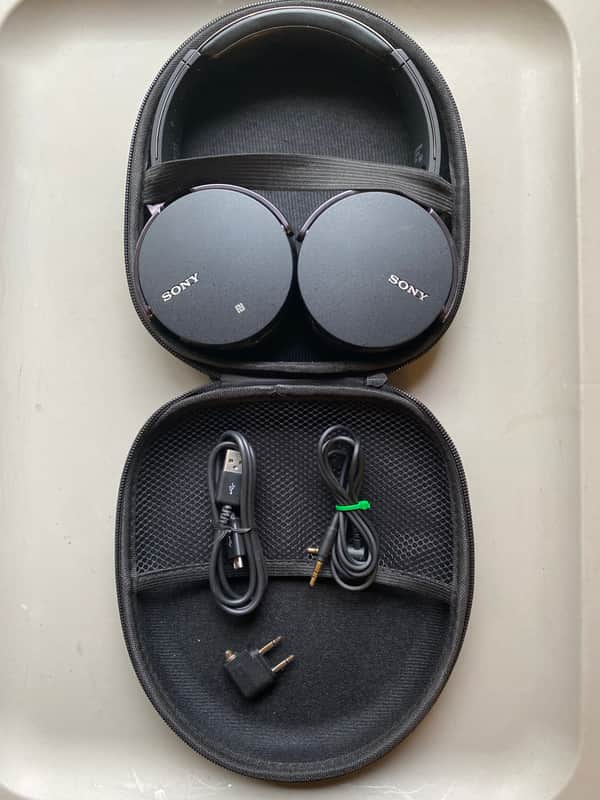 Sony MDR-XB950BT Extra Bass Wireless Headphones image 1