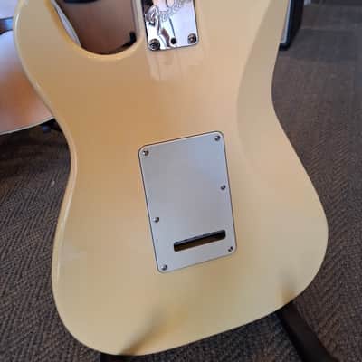Fender American Standard Stratocaster with Rosewood Fretboard 1996 - 1997 - Vintage White image 3