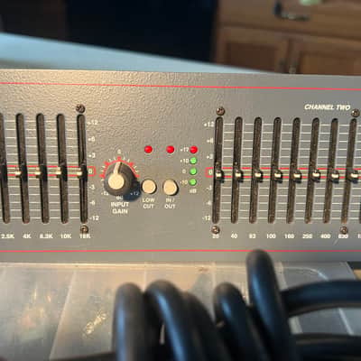 DOD 830 series II Dual 15 band eq with IEC power cable & rack mount bolts/washers image 3