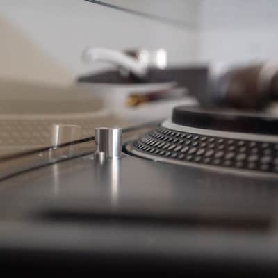 Technics SL-1200MK4 Black Direct Drive Turntable in Excellent condition image 6