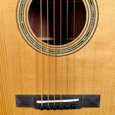 Martin Custom Shop 14-Fret 00 'Deep Body' Adirondack & Koa image 3