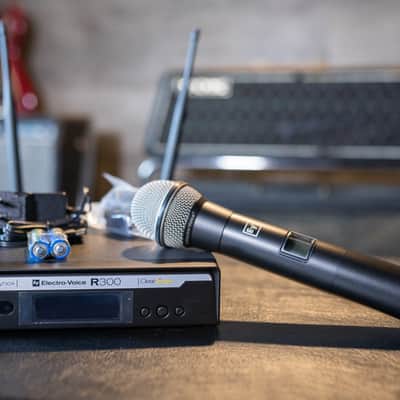 Electro-Voice R300-HD Handheld Wireless Microphone System Band-C image 2