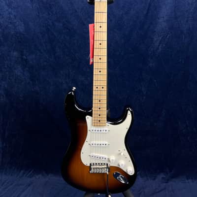 Immagine Fender American Special Stratocaster in 2 Tone Sunburst 2017 Pre-owned - 2