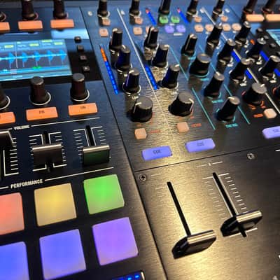 Native Instruments Traktor Kontrol S8 with Flight Case image 1