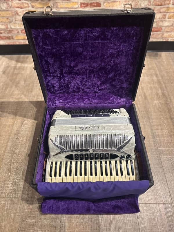 Estella Model III Electric Accordion image 1