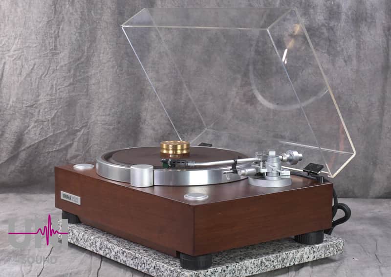 YAMAHA GT-2000L Turntable W/ Auto Lifter Adjust In Very Good Condition