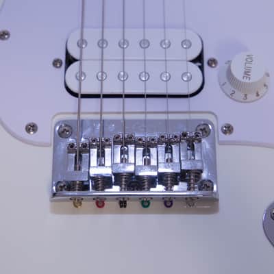 Squier Bullet Stratocaster HSS HT 2021 - Arctic White image 7