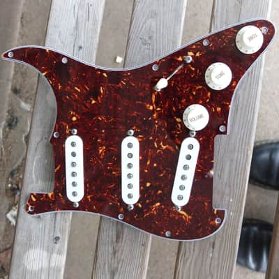 Mojotone Loaded Stratocaster Pickupguard - Tortoise image 1