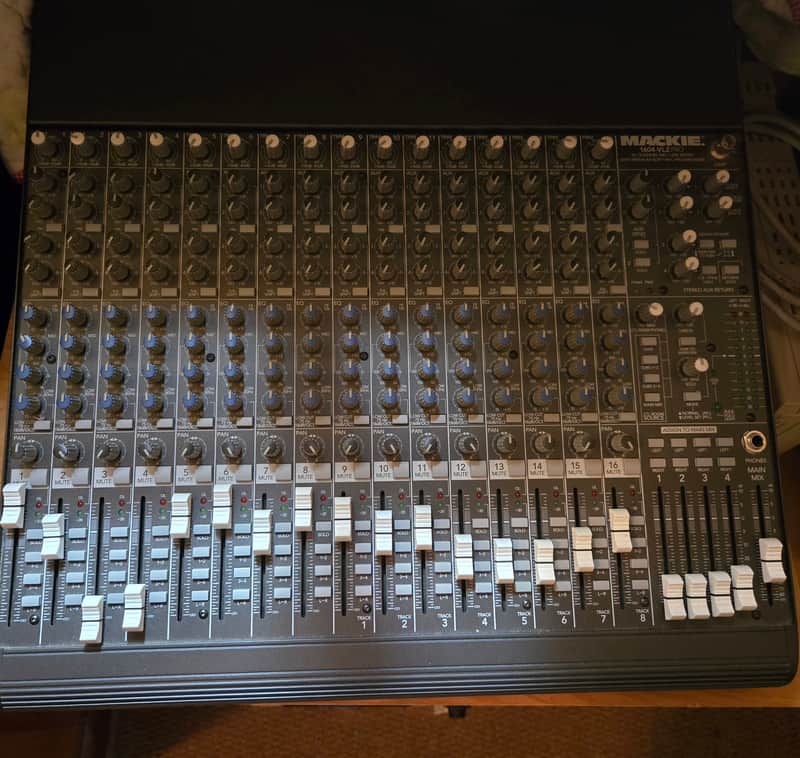 Mackie 1604-VLZ Pro 16-Channel Mic / Line Mixer 2000 - 2007 - Black image 1