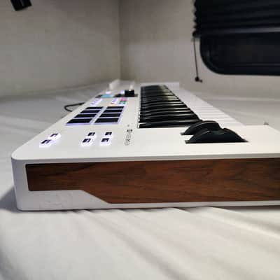 Arturia KeyLab Essential 49 – White MIDI Keyboard Controller – Tested – USB C image 6