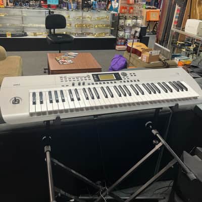 Korg i3 MW Workstation Keyboard - Matte Silver