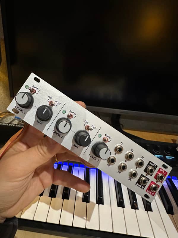 Intellijel Auxmix 1U 2024 - Silver image 1
